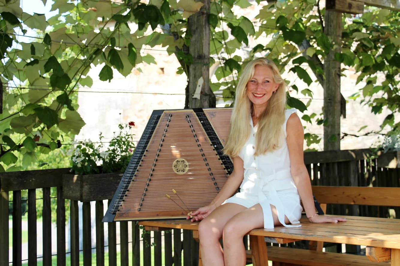 Ulrike am Hackbrett 1