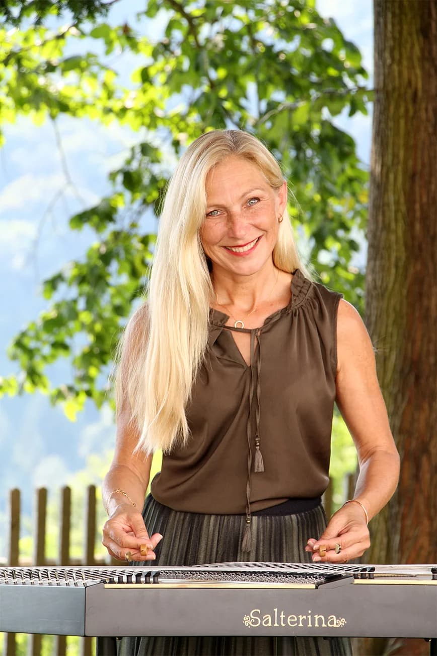 Ulrike am Hackbrett 3